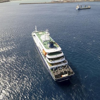 Kapal pesiar MV Hondius di lepas pantai Praia, ibu kota Tanjung Verde, Minggu (3/5/2026). (AFP/-)