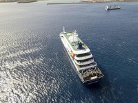 Kapal pesiar MV Hondius di lepas pantai Praia, ibu kota Tanjung Verde, Minggu (3/5/2026). (AFP/-)