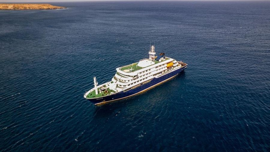 Kapal pesiar MV Hondius di lepas pantai Praia, ibu kota Tanjung Verde, Minggu (3/5/2026). (AFP/-)