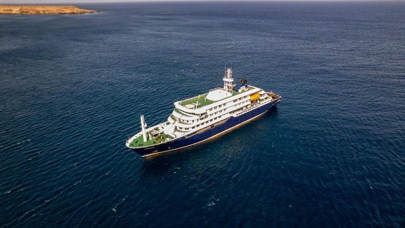 Kapal pesiar MV Hondius di lepas pantai Praia, ibu kota Tanjung Verde, Minggu (3/5/2026). (AFP/-)