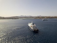 Kapal pesiar MV Hondius di lepas pantai Praia, ibu kota Tanjung Verde, Minggu (3/5/2026). (AFP/-)