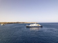 Kapal pesiar MV Hondius di lepas pantai Praia, ibu kota Tanjung Verde, Minggu (3/5/2026). (AFP/-)