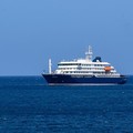 Kapal pesiar MV Hondius di lepas pantai Praia, ibu kota Tanjung Verde, Minggu (3/5/2026). (AFP/-)