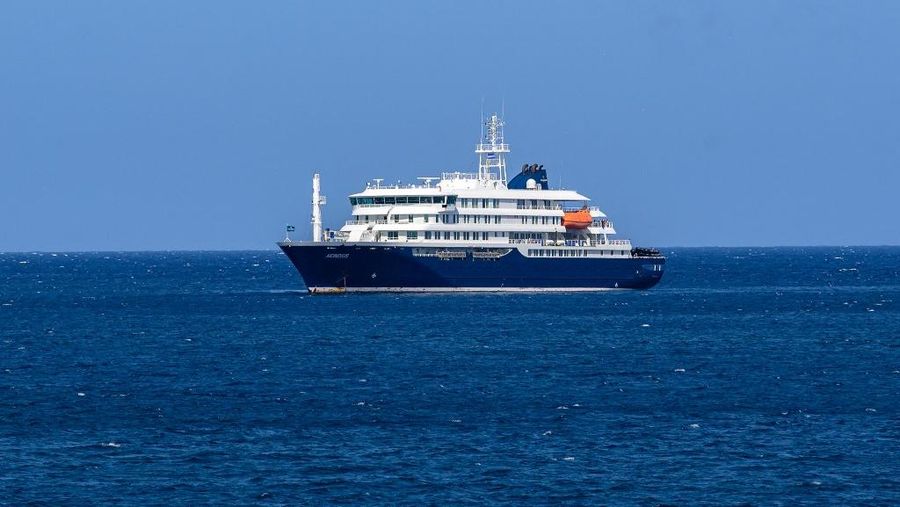 Kapal pesiar MV Hondius di lepas pantai Praia, ibu kota Tanjung Verde, Minggu (3/5/2026). (AFP/-)