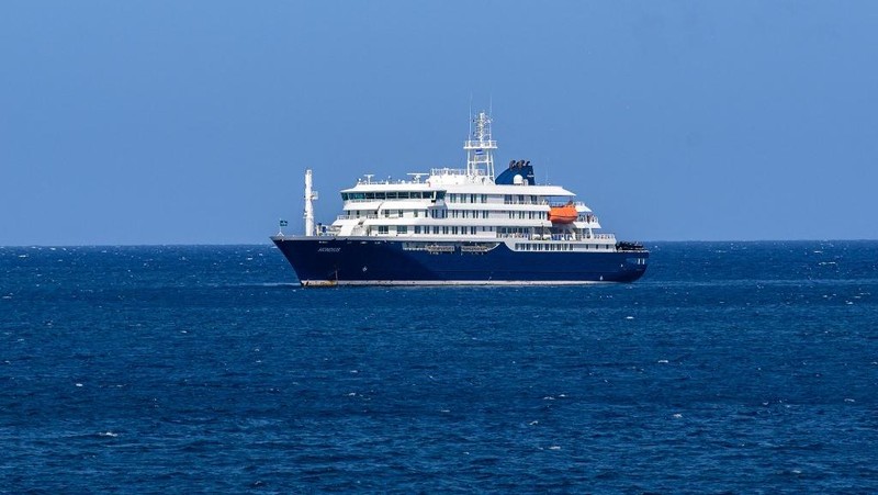 Kapal pesiar MV Hondius di lepas pantai Praia, ibu kota Tanjung Verde, Minggu (3/5/2026). (AFP/-)