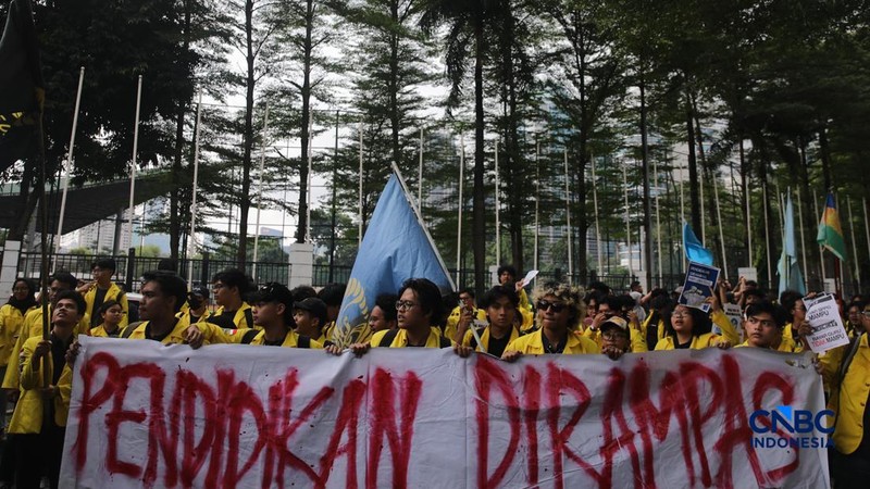 Mahasiswa menggelar aksi unjuk rasa di depan Kantor Kementerian Pendidikan Tinggi Sains dan Teknologi (Kemendiktisaintek), Jakarta, Senin (4/5/2026).