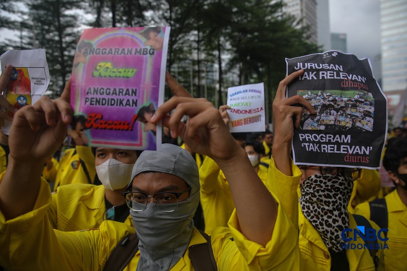 Mahasiswa menggelar aksi unjuk rasa di depan Kantor Kementerian Pendidikan Tinggi Sains dan Teknologi (Kemendiktisaintek), Jakarta, Senin (4/5/2026). (CNBC Indonesia/Faisal Rahman)
