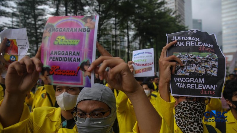 Mahasiswa menggelar aksi unjuk rasa di depan Kantor Kementerian Pendidikan Tinggi Sains dan Teknologi (Kemendiktisaintek), Jakarta, Senin (4/5/2026).