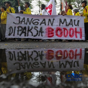 Mahasiswa menggelar aksi unjuk rasa di depan Kantor Kementerian Pendidikan Tinggi Sains dan Teknologi (Kemendiktisaintek), Jakarta, Senin (4/5/2026). (CNBC Indonesia/Faisal Rahman)