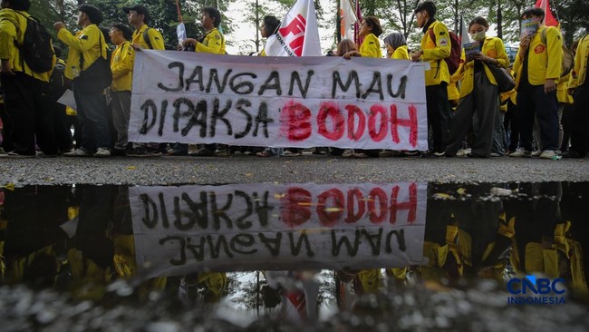 Kuning-Kuning! Mahasiswa Geruduk Kementerian Teriak Deret Tuntutan Ini