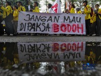 Mahasiswa menggelar aksi unjuk rasa di depan Kantor Kementerian Pendidikan Tinggi Sains dan Teknologi (Kemendiktisaintek), Jakarta, Senin (4/5/2026). (CNBC Indonesia/Faisal Rahman)