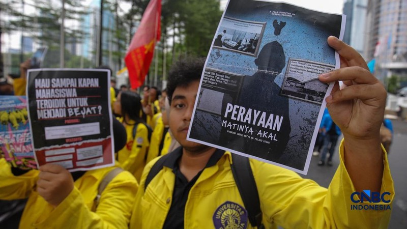 Mahasiswa menggelar aksi unjuk rasa di depan Kantor Kementerian Pendidikan Tinggi Sains dan Teknologi (Kemendiktisaintek), Jakarta, Senin (4/5/2026).