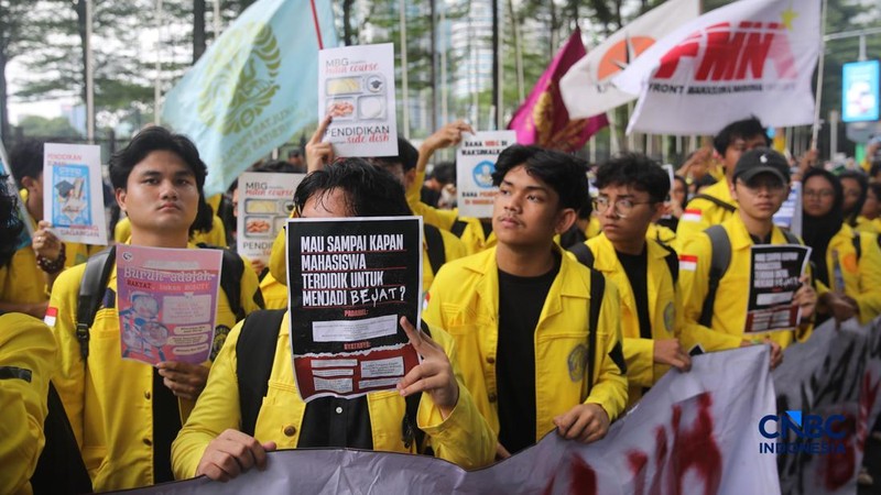 Mahasiswa menggelar aksi unjuk rasa di depan Kantor Kementerian Pendidikan Tinggi Sains dan Teknologi (Kemendiktisaintek), Jakarta, Senin (4/5/2026).
