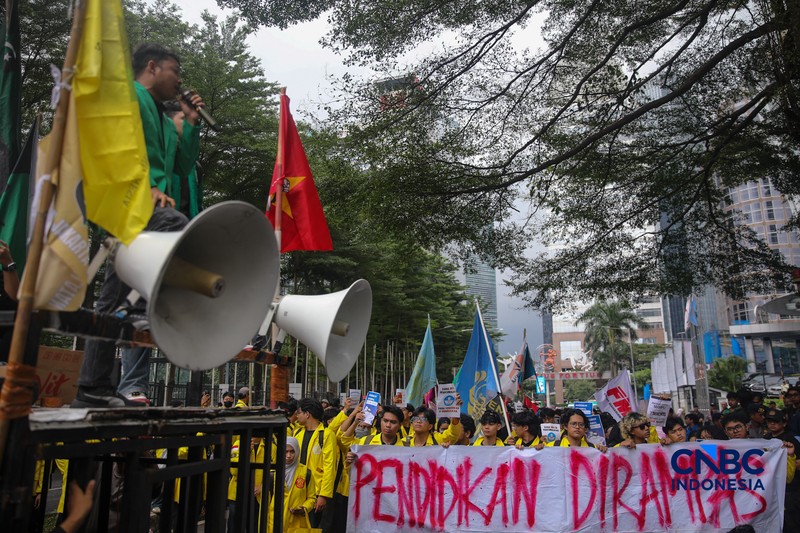 Mahasiswa menggelar aksi unjuk rasa di depan Kantor Kementerian Pendidikan Tinggi Sains dan Teknologi (Kemendiktisaintek), Jakarta, Senin (4/5/2026). (CNBC Indonesia/Faisal Rahman)