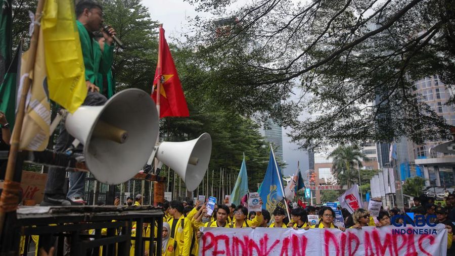 Mahasiswa menggelar aksi unjuk rasa di depan Kantor Kementerian Pendidikan Tinggi Sains dan Teknologi (Kemendiktisaintek), Jakarta, Senin (4/5/2026).