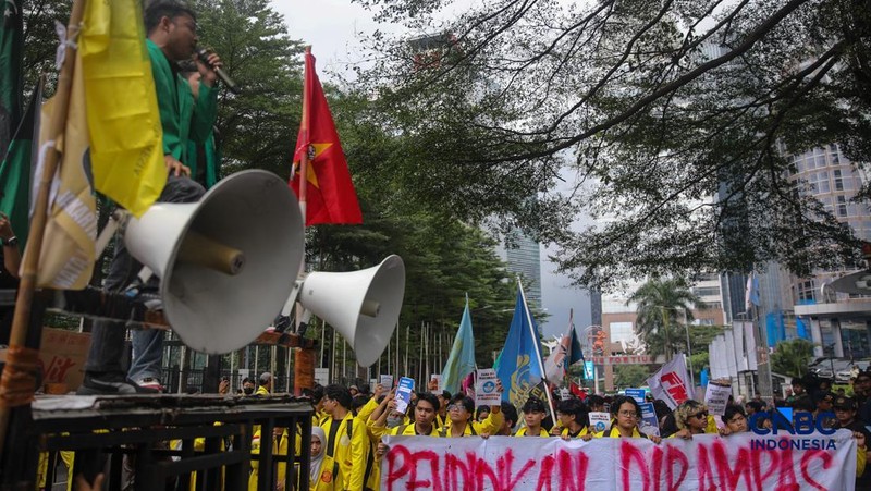 Mahasiswa menggelar aksi unjuk rasa di depan Kantor Kementerian Pendidikan Tinggi Sains dan Teknologi (Kemendiktisaintek), Jakarta, Senin (4/5/2026).
