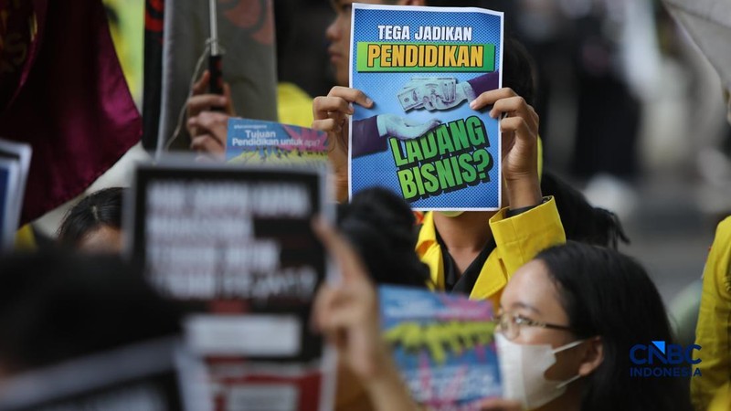Mahasiswa menggelar aksi unjuk rasa di depan Kantor Kementerian Pendidikan Tinggi Sains dan Teknologi (Kemendiktisaintek), Jakarta, Senin (4/5/2026).