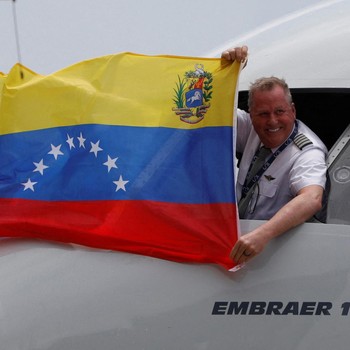 Maskapai pesawat milik Amerika Serikat (AS) yang bernama American Eagle telah mendarat di Bandara Internasional Simon Bolivar, Caracas, Venezuela pada Kamis (30/4/2026). (REUTERS/Fausto Torrealba)