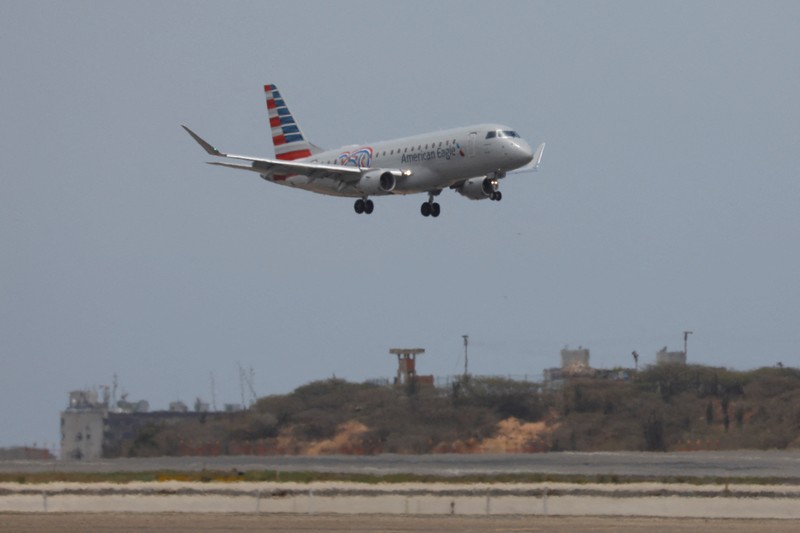 Maskapai pesawat milik Amerika Serikat (AS) yang bernama American Eagle telah mendarat di Bandara Internasional Simon Bolivar, Caracas, Venezuela pada Kamis (30/4/2026). (REUTERS/Fausto Torrealba)