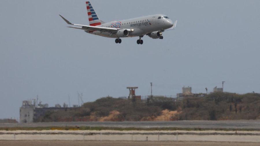 Maskapai pesawat milik Amerika Serikat (AS) yang bernama American Eagle telah mendarat di Bandara Internasional Simon Bolivar, Caracas, Venezuela pada Kamis (30/4/2026). (REUTERS/Fausto Torrealba)