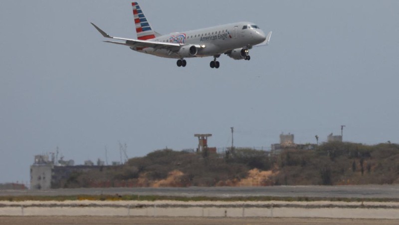 Maskapai pesawat milik Amerika Serikat (AS) yang bernama American Eagle telah mendarat di Bandara Internasional Simon Bolivar, Caracas, Venezuela pada Kamis (30/4/2026). (REUTERS/Fausto Torrealba)