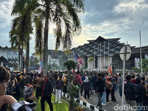 Massa Jebol Gerbang Kantor DPRD Kaltim, Tuntut Informasi Hak Angket