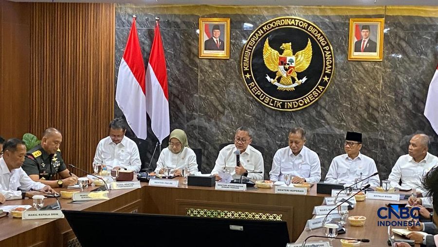 Menko Pangan Zulkifli Hasan dalam konferensi pers di kantor Kemenko Pangan, Senin (4/5/2026). (CNBC Indonesia/Ferry Sandi)