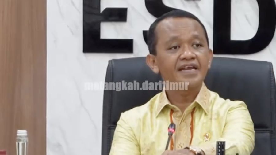 Menteri ESDM, Bahlil Lahadalia memimpin Rapat Satuan Tugas Percepatan Hilirisasi dan Ketahanan Energi Nasional, membahas progres pelaksanaan 18 Proyek Hilirisasi Tahap I serta pengembangan PLTS 100 GW. (Instagram/melangkahdaritimur.id)