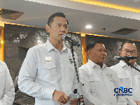 Menteri Koordinator (Menko) Bidang Infrastruktur dan Pembangunan Kewilayahan Agus Harimurti Yudhoyono (AHY) saat ditemui usai rapat koordinasi Badan Otorita Pengelola Pantura Jawa (BOPPJ) di Jakarta Senin (4/5/2026). (CNBC Indonesia/Chandra Dwi Prana