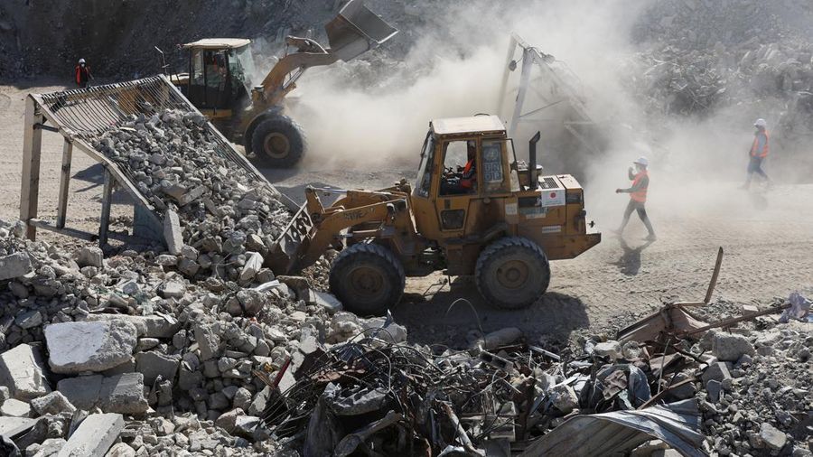 Mesin berat menghancurkan dan memindahkan puing-puing selama operasi penyortiran dan daur ulang di Khan Younis, Jalur Gaza selatan, 14 April 2026. (REUTERS/Ramadan Abed)