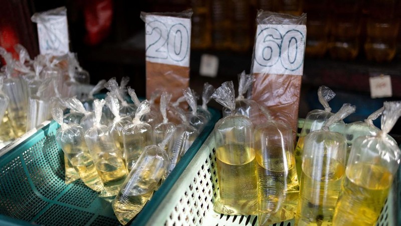 Minyak goreng yang dikemas dalam sachet plastik dipajang untuk dijual di pasar umum di Manila, Filipina, 4 Mei 2026.