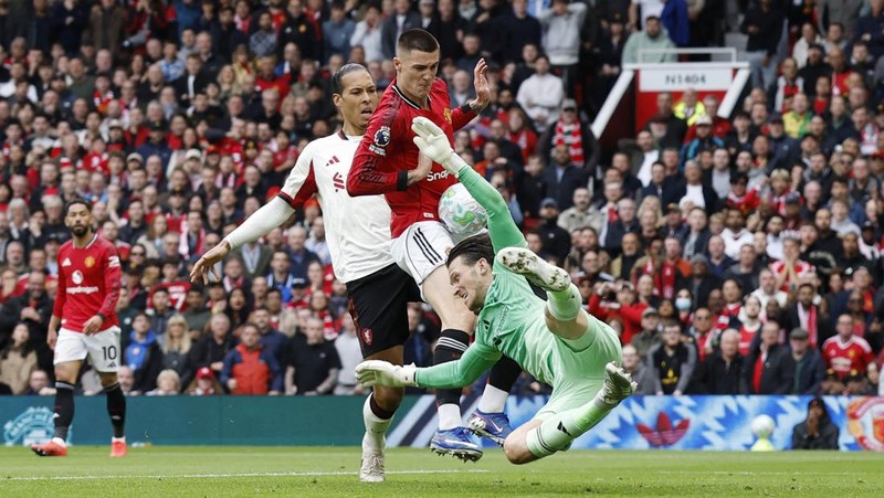 MU menaklukkan Liverpool dalam laga pekan ke-35 Premier League yang digelar di Old Trafford, Minggu (3/5/2026) malam WIB. Setan Merah memenangi pertandingan dengan skor 3-2.