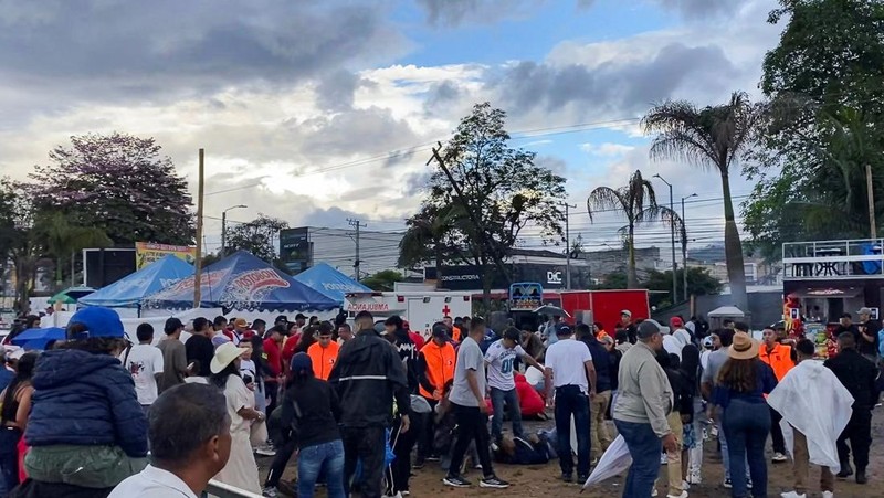 Orang-orang berdiri di dekat korban luka setelah seorang pengemudi truk monster kehilangan kendali atas kendaraannya selama pertunjukan dan menabrak penonton, menewaskan beberapa orang dan melukai yang lainnya, di Popayan, provinsi Cauca, Kolombia, 3 Mei 2026.