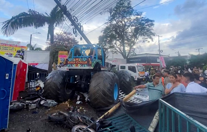 Orang-orang berdiri di dekat truk monster setelah pengemudinya kehilangan kendali atas kendaraan tersebut dan menabrak para penonton, menewaskan beberapa orang dan melukai yang lainnya, di Popayan, provinsi Cauca, Kolombia, 3 Mei 2026. (REUTERS/Henry Laserna)