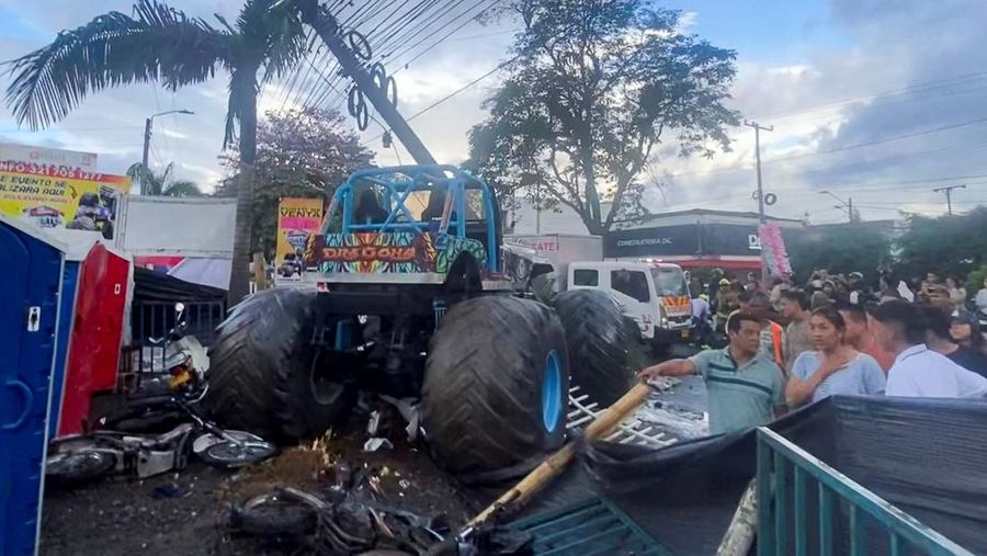 Orang-orang berdiri di dekat truk monster setelah pengemudinya kehilangan kendali atas kendaraan tersebut dan menabrak para penonton, menewaskan beberapa orang dan melukai yang lainnya, di Popayan, provinsi Cauca, Kolombia, 3 Mei 2026.