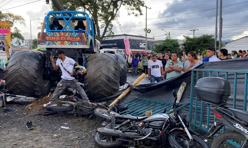 Orang-orang berdiri di dekat truk monster setelah pengemudinya kehilangan kendali atas kendaraan tersebut dan menabrak para penonton, menewaskan beberapa orang dan melukai yang lainnya, di Popayan, provinsi Cauca, Kolombia, 3 Mei 2026. (REUTERS/Henry Laserna)