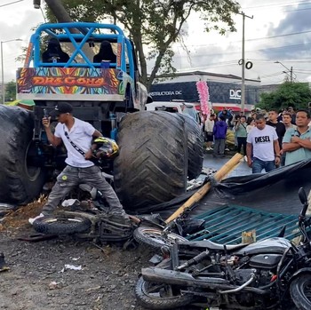 Orang-orang berdiri di dekat truk monster setelah pengemudinya kehilangan kendali atas kendaraan tersebut dan menabrak para penonton. Peristiwa ini menewaskan beberapa orang dan melukai yang lainnya, di Popayan, provinsi Cauca, Kolombia, 3 Mei 2026.