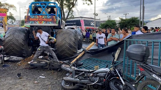 Atraksi Maut! Potret Truk Monster Lepas Kendali Hantam Penonton