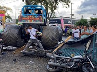 Orang-orang berdiri di dekat truk monster setelah pengemudinya kehilangan kendali atas kendaraan tersebut dan menabrak para penonton. Peristiwa ini menewaskan beberapa orang dan melukai yang lainnya, di Popayan, provinsi Cauca, Kolombia, 3 Mei 2026.