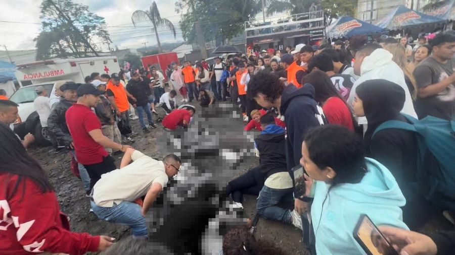 Orang-orang memberikan pertolongan kepada korban setelah sebuah truk monster menabrak kerumunan orang di sebuah acara pameran di Popayan, provinsi Cauca, Kolombia, 3 Mei 2026, dalam gambar diam yang diperoleh dari video media sosial ini.