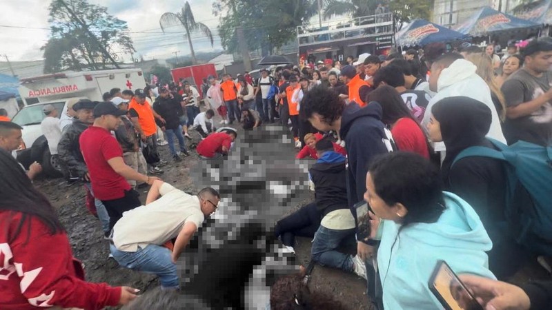 Orang-orang memberikan pertolongan kepada korban setelah sebuah truk monster menabrak kerumunan orang di sebuah acara pameran di Popayan, provinsi Cauca, Kolombia, 3 Mei 2026, dalam gambar diam yang diperoleh dari video media sosial ini.