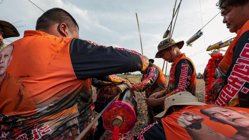 Orang-orang menyiapkan roket saat ia berpartisipasi dalam kompetisi peluncuran roket tahunan