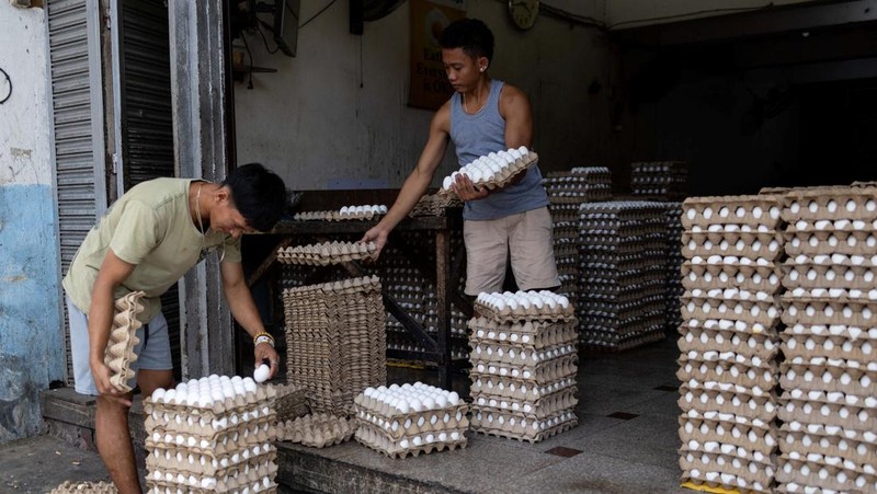 Para pekerja menyortir peti-peti telur segar di pasar umum di Manila, Filipina, 4 Mei 2026. (REUTERS/Eloisa Lopez)