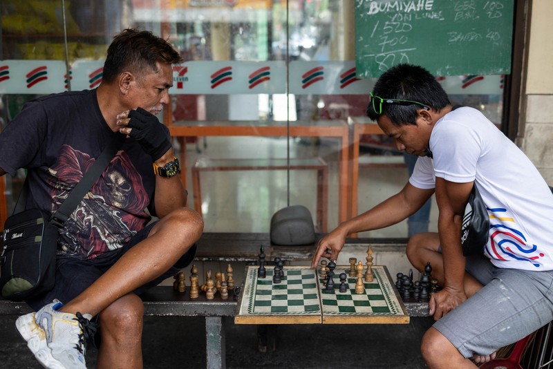 Para pekerja menyortir peti-peti telur segar di pasar umum di Manila, Filipina, 4 Mei 2026. (REUTERS/Eloisa Lopez)