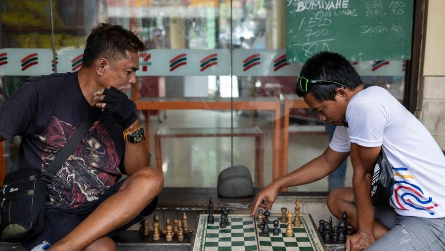 Para pengemudi becak bermain catur untuk mengisi waktu luang di Manila, Filipina, 4 Mei 2026.