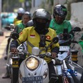 Pengemudi ojek online (ojol) menunggu orderan penumpang di kawasan Stasiun Palmerah, Jakarta, Senin (4/5/2026). (CNBC Indonesia/Faisal Rahman)