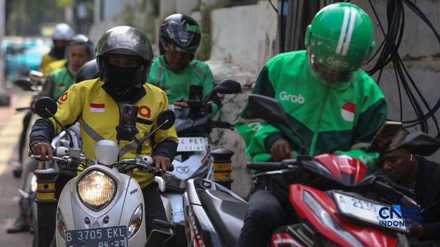 Pengemudi ojek online (ojol) menunggu orderan penumpang di kawasan Stasiun Palmerah, Jakarta, Senin (4/5/2026). (CNBC Indonesia/Faisal Rahman)
