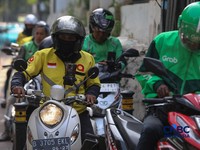 Pengemudi ojek online (ojol) menunggu orderan penumpang di kawasan Stasiun Palmerah, Jakarta, Senin (4/5/2026). (CNBC Indonesia/Faisal Rahman)
