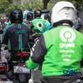 Pengemudi ojek online (ojol) menunggu orderan penumpang di kawasan Stasiun Palmerah, Jakarta, Senin (4/5/2026). (CNBC Indonesia/Faisal Rahman)