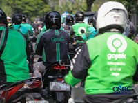 Pengemudi ojek online (ojol) menunggu orderan penumpang di kawasan Stasiun Palmerah, Jakarta, Senin (4/5/2026). (CNBC Indonesia/Faisal Rahman)